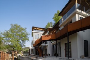 Un edificio moderno de varios pisos con una escalera destacada y balcones.