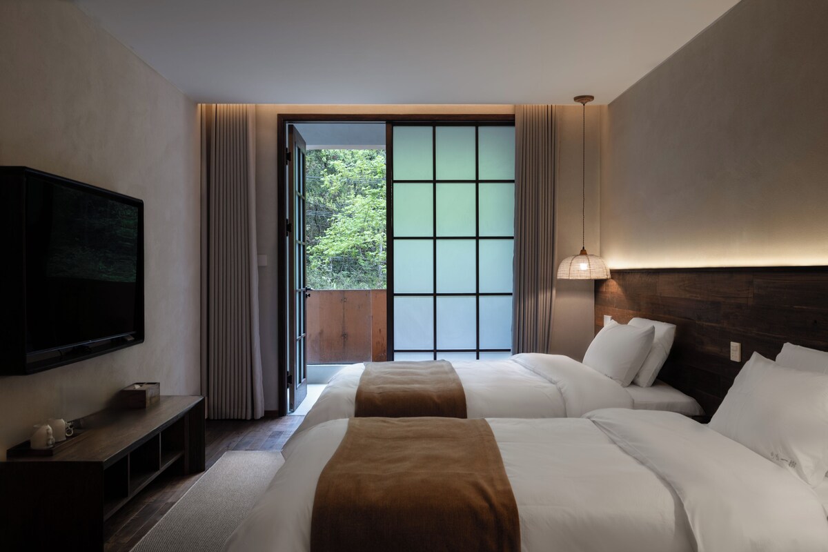 Habitación clásica con 2 camas individuales, vistas a la colina | Cortinas opacas, tabla de planchar con plancha, ropa de cama