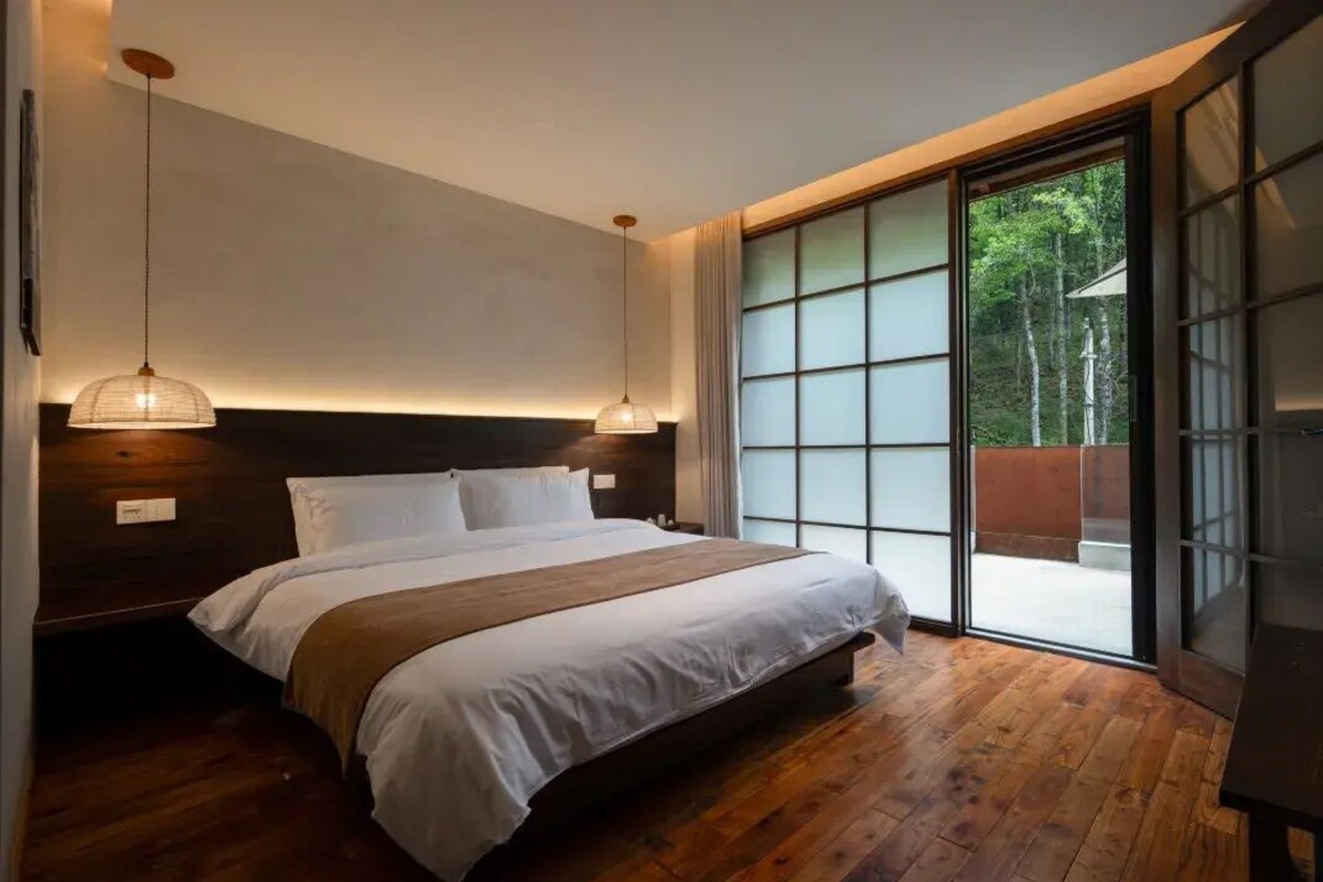 Habitación Confort doble, vistas a la colina | Cortinas opacas, tabla de planchar con plancha, ropa de cama
