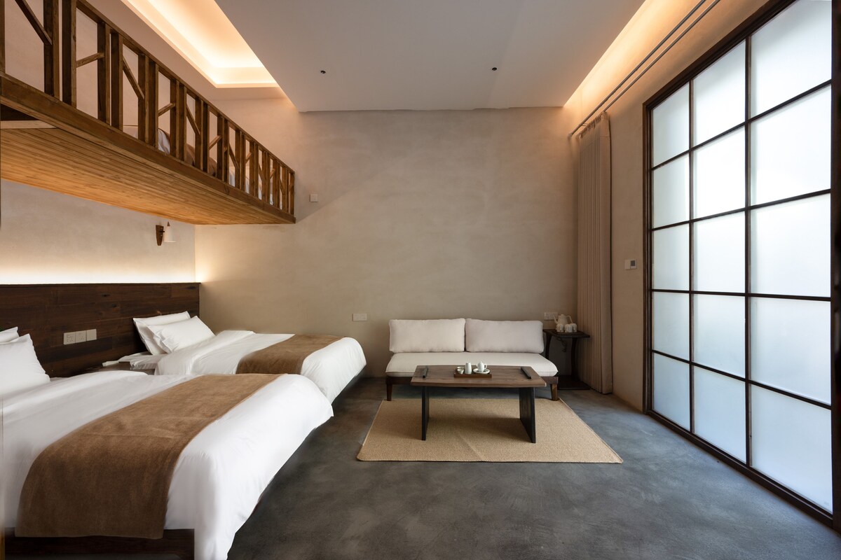 Suite clásica, vistas a la colina | Cortinas opacas, tabla de planchar con plancha, ropa de cama