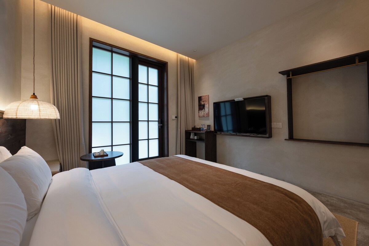 Habitación estándar doble, vistas a la colina | Cortinas opacas, tabla de planchar con plancha, ropa de cama