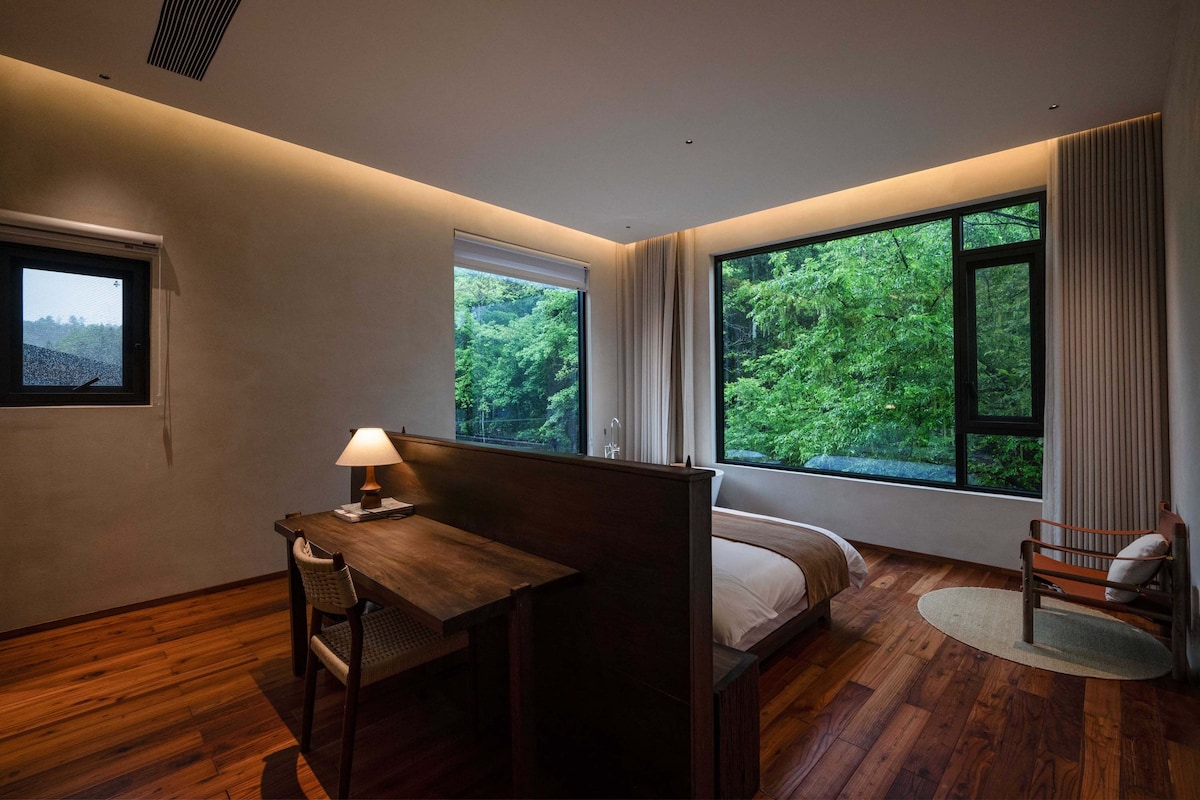 Luxury Suite, Patio, Hill View | Living area