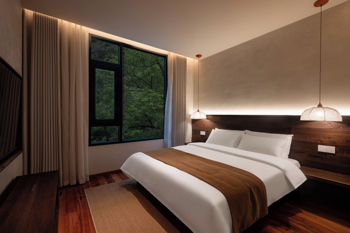 Suite estándar, vistas a la colina | Cortinas opacas, tabla de planchar con plancha, ropa de cama