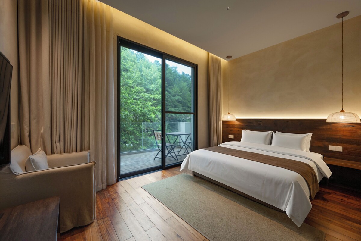 Habitación sénior doble, vistas a la colina | Cortinas opacas, tabla de planchar con plancha, ropa de cama