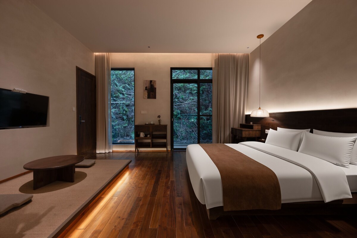 Habitación clásica doble, vistas a la colina | Cortinas opacas, tabla de planchar con plancha, ropa de cama