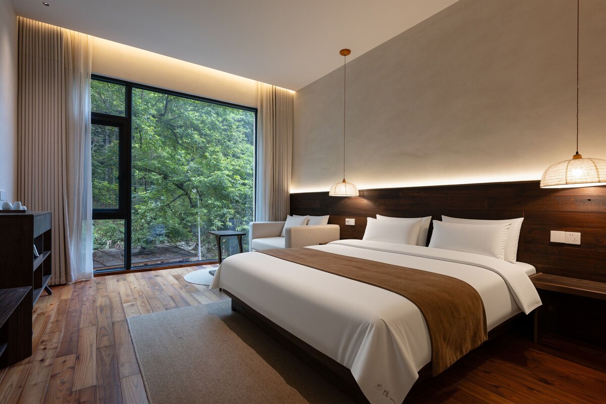 Habitación doble superior, vistas a la colina | Cortinas opacas, tabla de planchar con plancha, ropa de cama