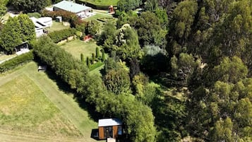 Eine Vogelperspektive eines Anwesens mit einem kleinen Haus, einem Garten und einem Labyrinth.