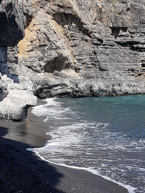 A rocky coastline with waves lapping against the shore. - Ferienunterkunft 'Authentic Cretan Escape: Messara Olive Groves & Sunset Views' (Αγία Φωτιά)