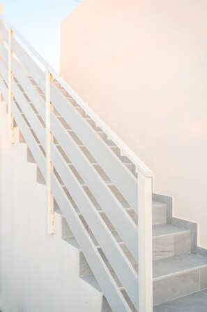 A staircase with a white handrail and steps. - Ferienunterkunft 'Authentic Cretan Escape: Messara Olive Groves & Sunset Views' (Αγία Φωτιά)