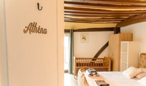 Une chambre avec un lit, une armoire et un berceau.