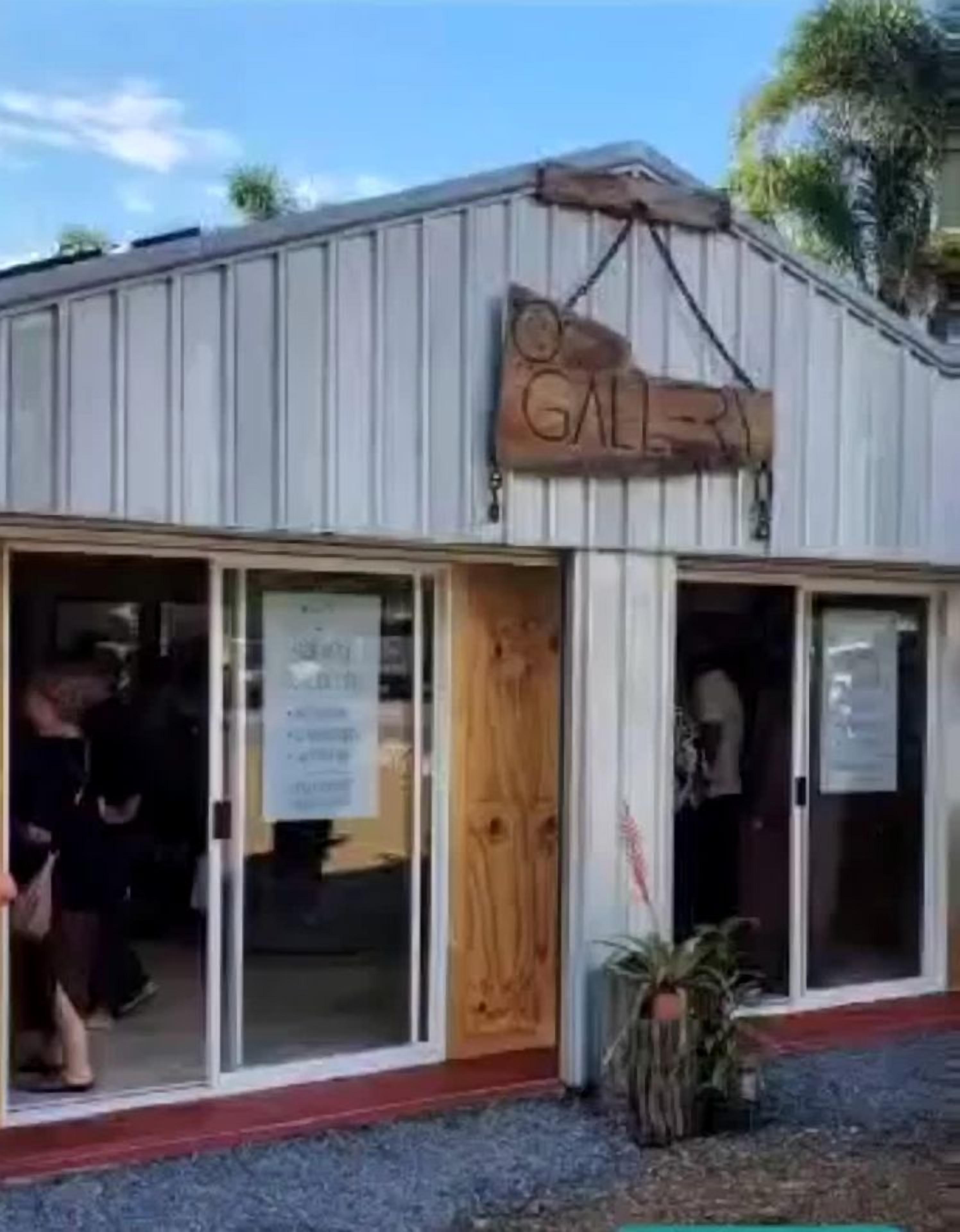 Un edificio con un cartel que dice 'GALLERY' sobre la entrada.