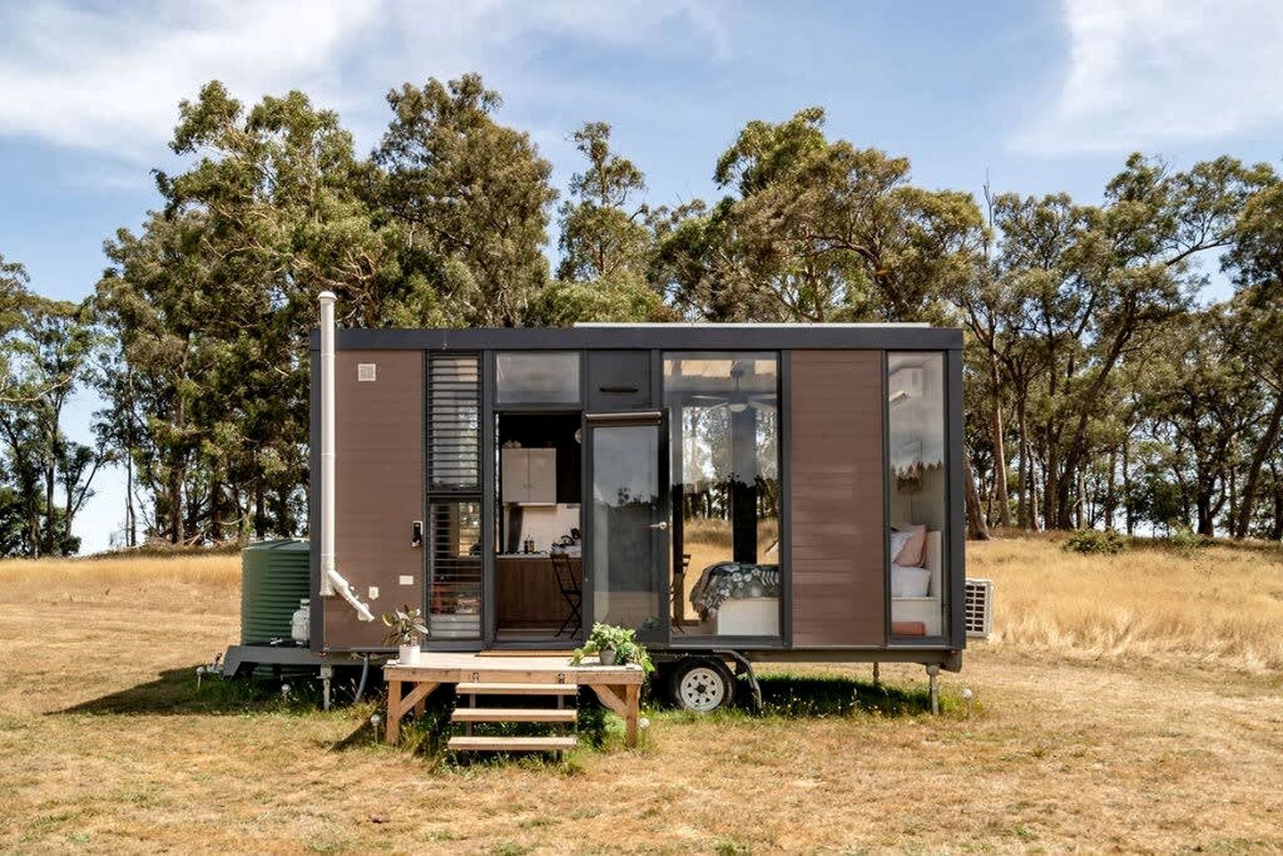 Una casa móvil con cocina, comedor y zona de descanso.