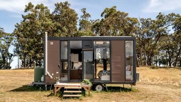 Una casa móvil con cocina, comedor y zona de descanso.