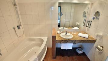 Ein modernes Badezimmer mit einer Badewanne, einem Waschbecken und einer Dusche.