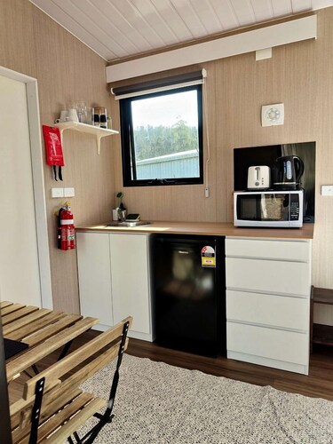 Eco-Friendly Luminous Tiny House with Outdoor Bath Ideal for Couples in Victoria
