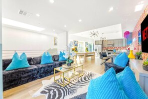 Un salon moderne avec un ensemble de canapés, une table basse et un tapis.