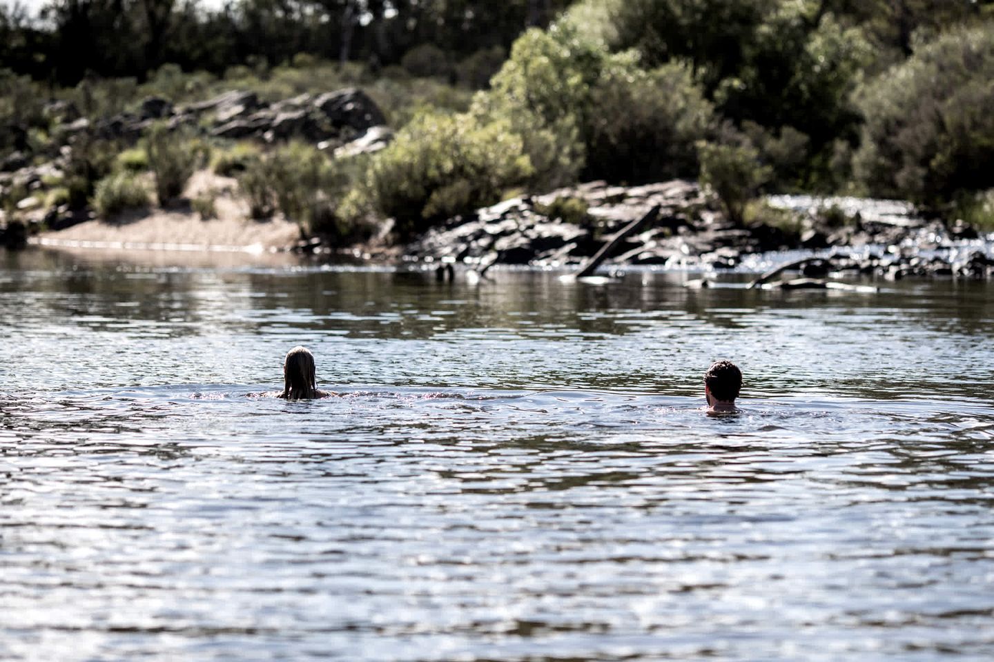 Une rivière dans laquelle nagent deux personnes.