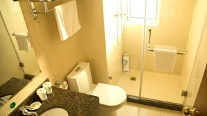 A bathroom with a toilet, sink, and shower area. - Greentree Inn Xuancheng Langxi Guogou Plaza North Gate Express Hotel (Xuancheng)