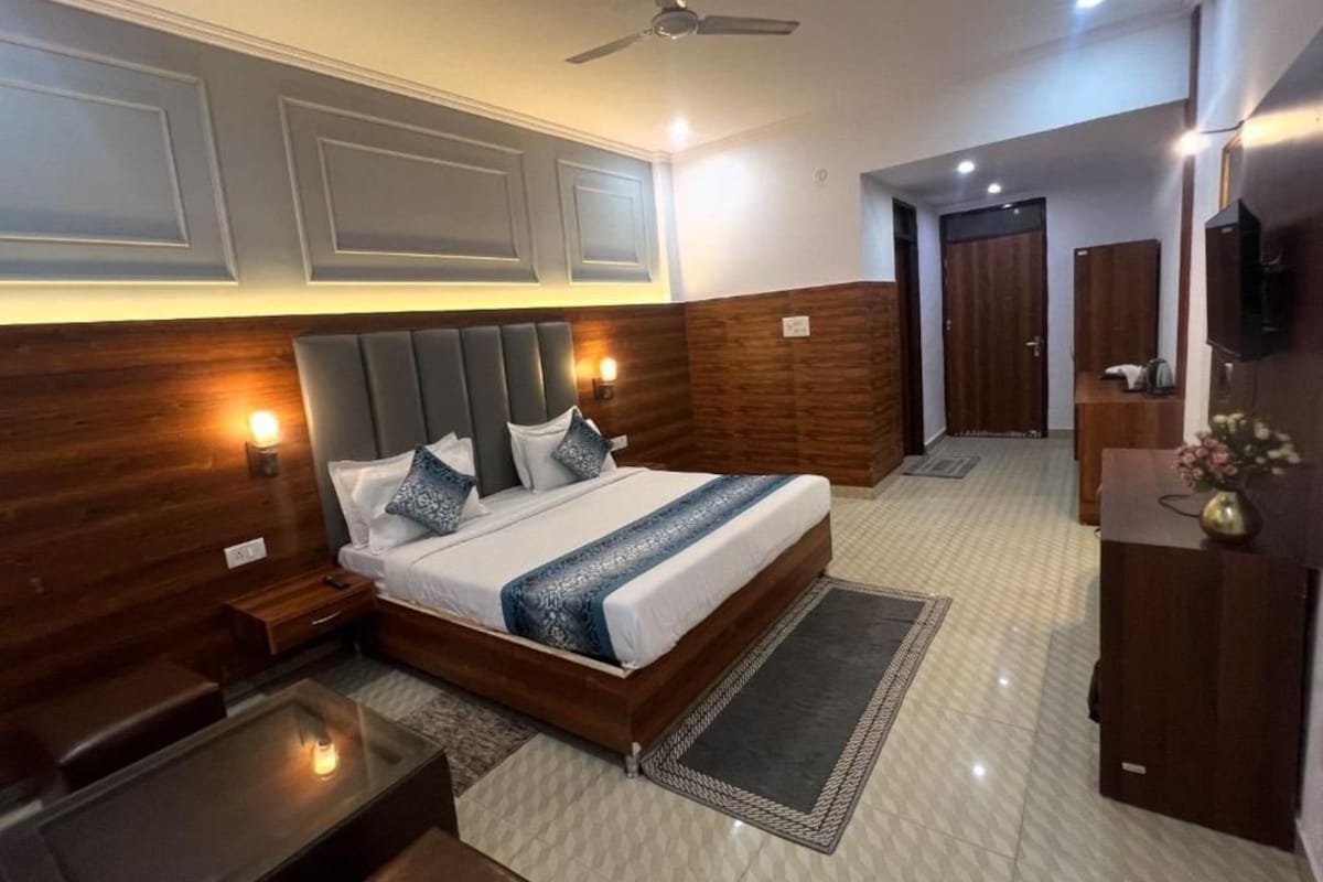 Habitación Deluxe doble, vistas a la ciudad | Escritorio y wifi gratis