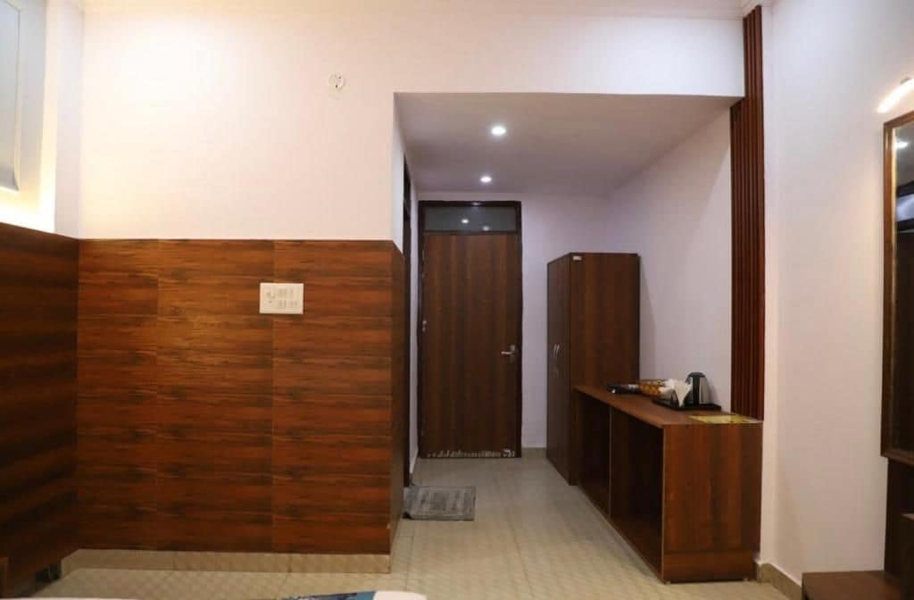 Un pasillo con paneles de madera, una puerta y una pequeña mesa con objetos encima.