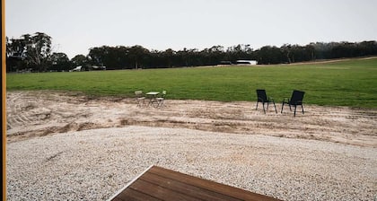 Cozy Off-Grid Tiny House Farm Stay with Wildlife Views near Pyrenees Wine Region, Warrenmang Victoria