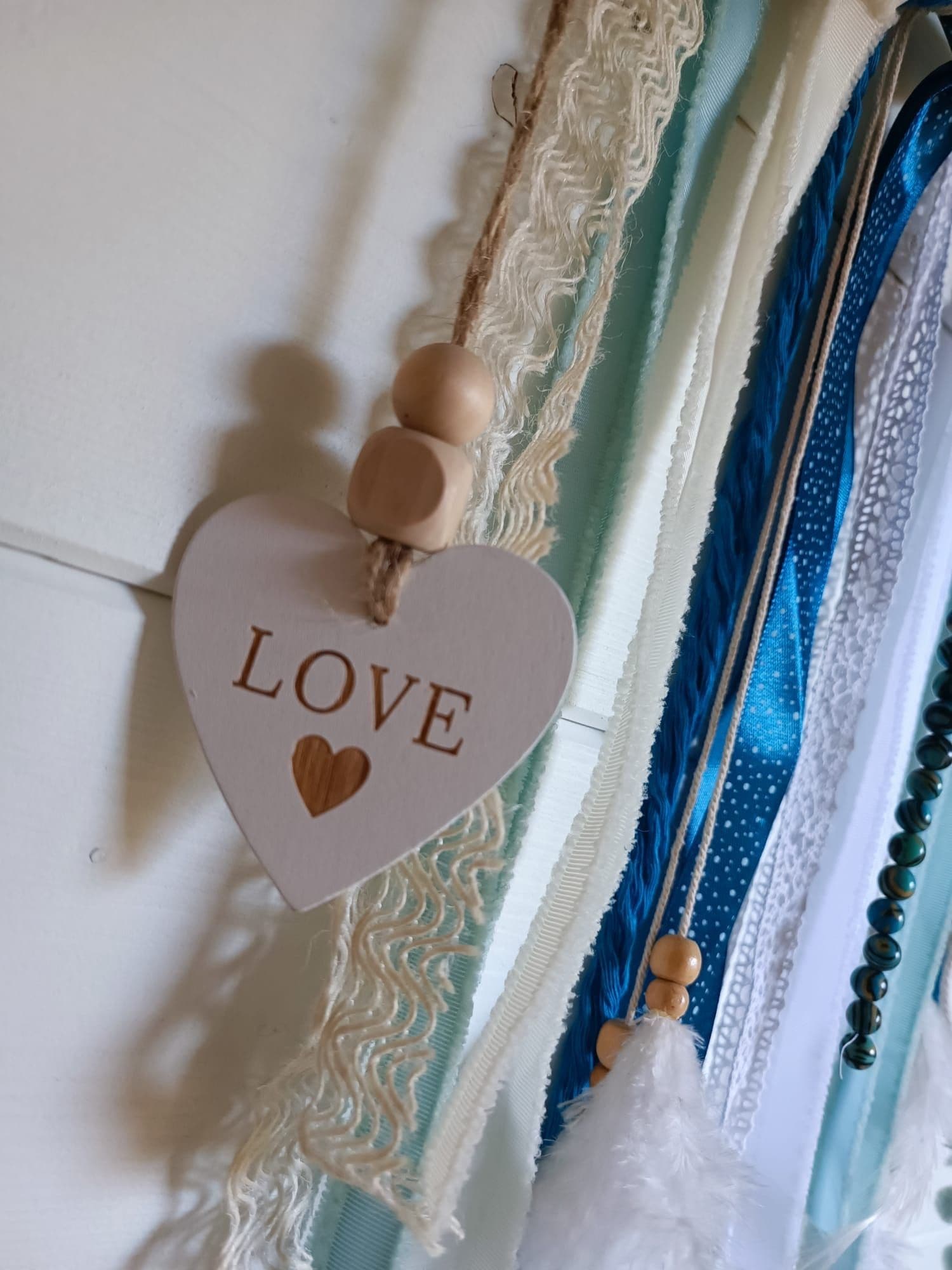Un mur orné d’un décor en forme de cœur.