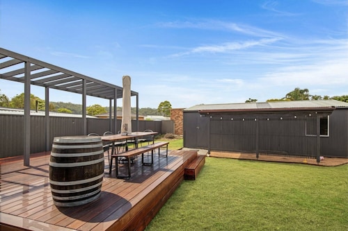 Sea Salt at Maloney's: dog-friendly, sleeps 9, 5 min walk to the beach