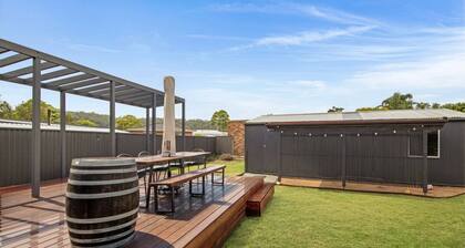 Sea Salt at Maloney's: dog-friendly, sleeps 9, 5 min walk to the beach