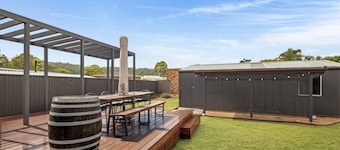 Sea Salt at Maloney's: dog-friendly, sleeps 9, 5 min walk to the beach