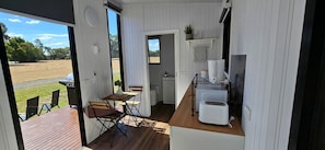 Cocina compacta con comedor, tostadora y vistas al exterior.