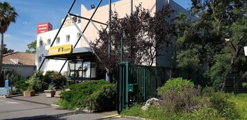 Un edificio con un letrero de restaurante y una dirección web.