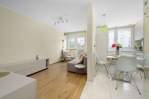 A modern apartment with a dining area, kitchen, and living space. - Wroclaw | 29 Budziszyńska | Bright Apartment | Coffee machine (Wrocław)