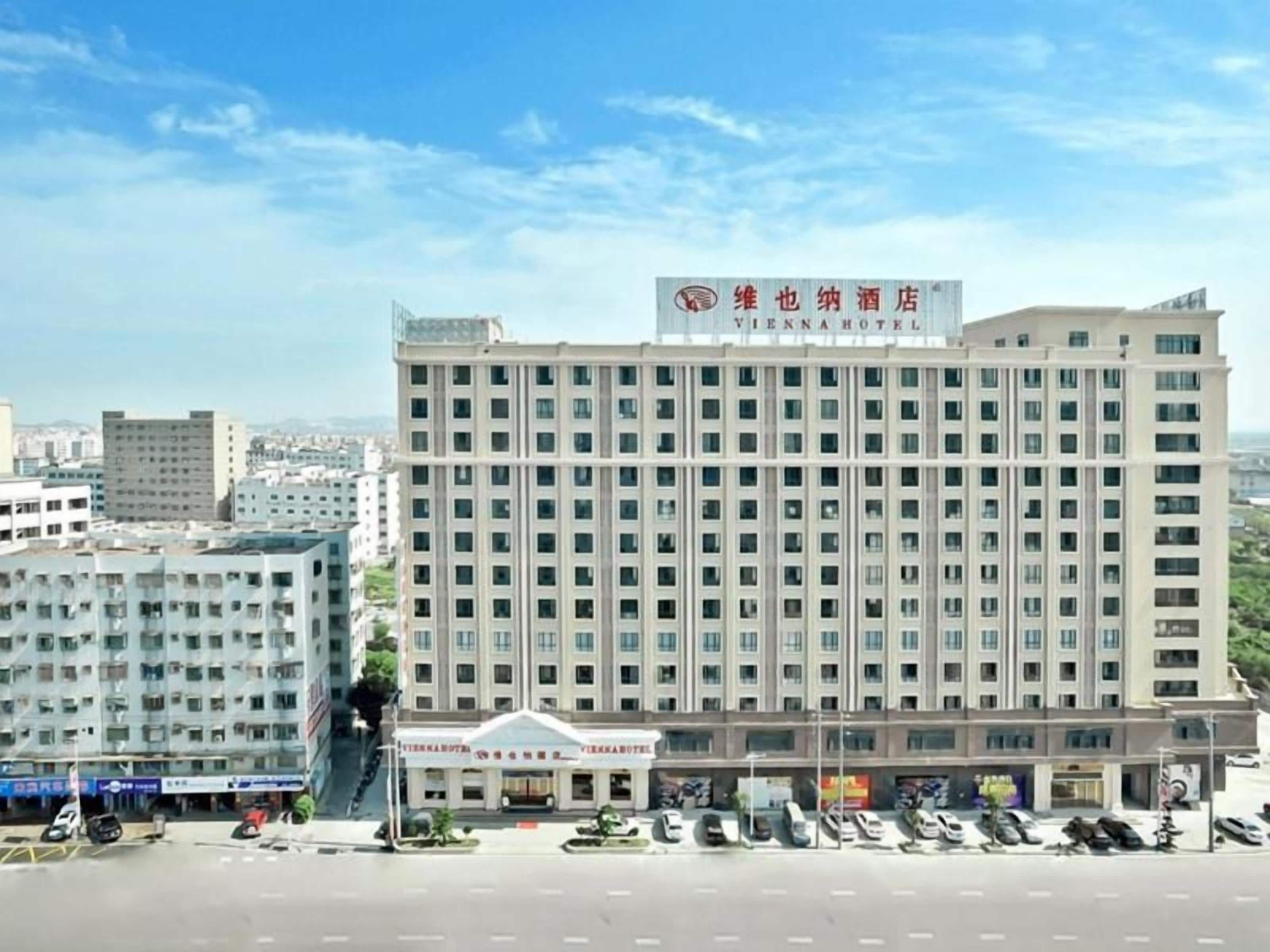 Un edifici d'hotel de diverses plantes amb un cartell ben visible a la part superior.