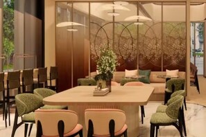 Un comedor moderno con una mesa central, sillas y una planta decorativa.