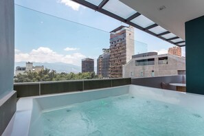 A rooftop pool with a clear view of surrounding buildings and mountains. - Glow Medellín (Medellín)