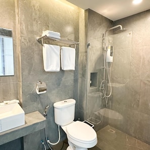 A modern bathroom with a toilet, sink, and shower. - Mekong Pano Villa (Nakhon Phanom)