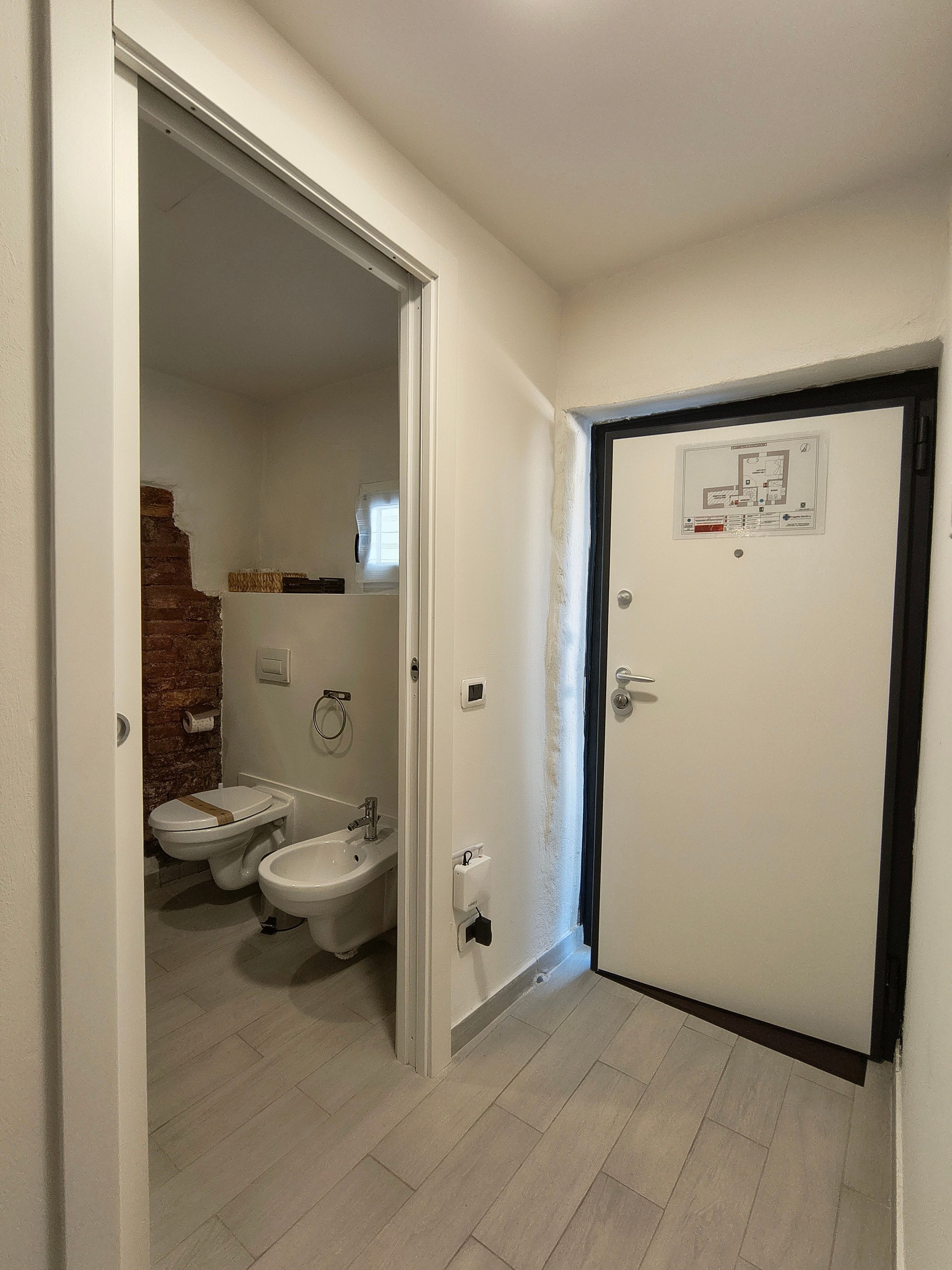 Un bagno con il water, bidet e lavandino.