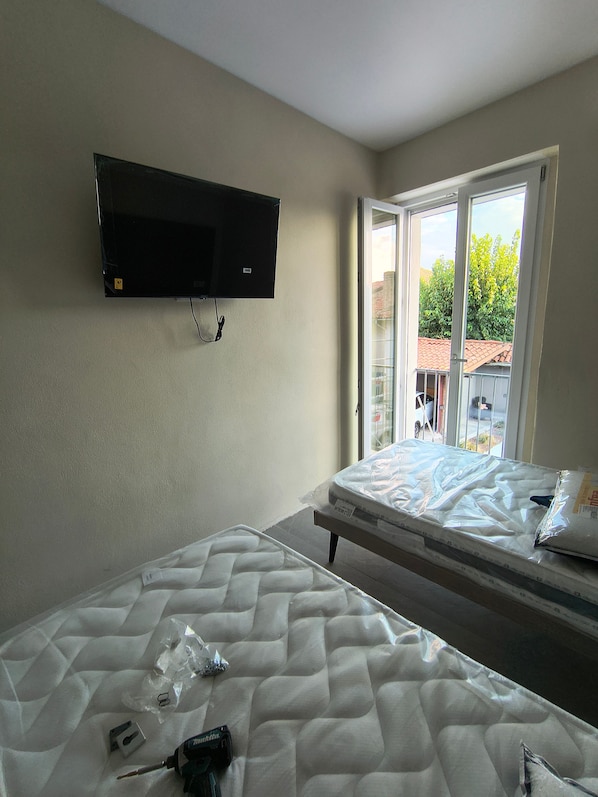 Unclassified image, 1 of 36, button - Twin Room 'Mavi' (Cellatica)