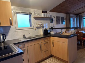 Une cuisine moderne dotée d ’un évier encastré, de meubles en bois et d’une fenêtre.