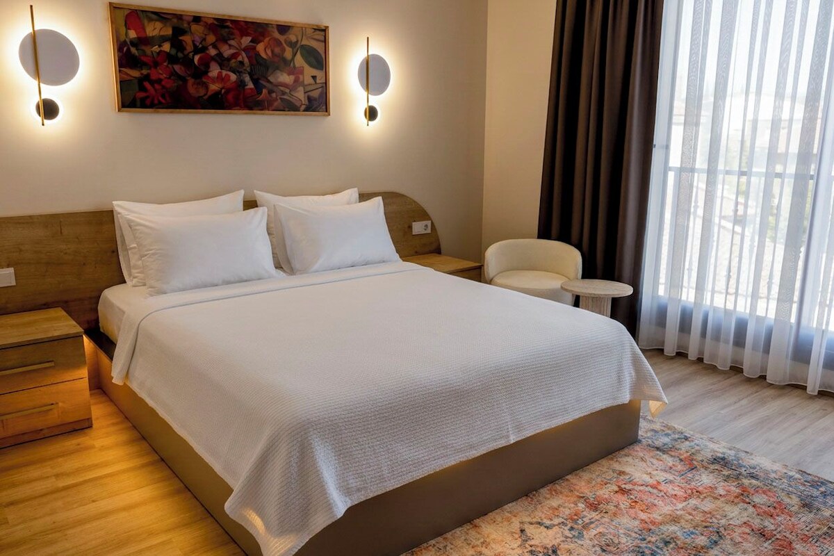 Klassieke kamer, balkon, uitzicht op de stad | Een kluis op de kamer, een laptopwerkplek, verduisterende gordijnen