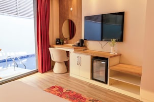 Un baño moderno con ducha, inodoro y lavamanos.