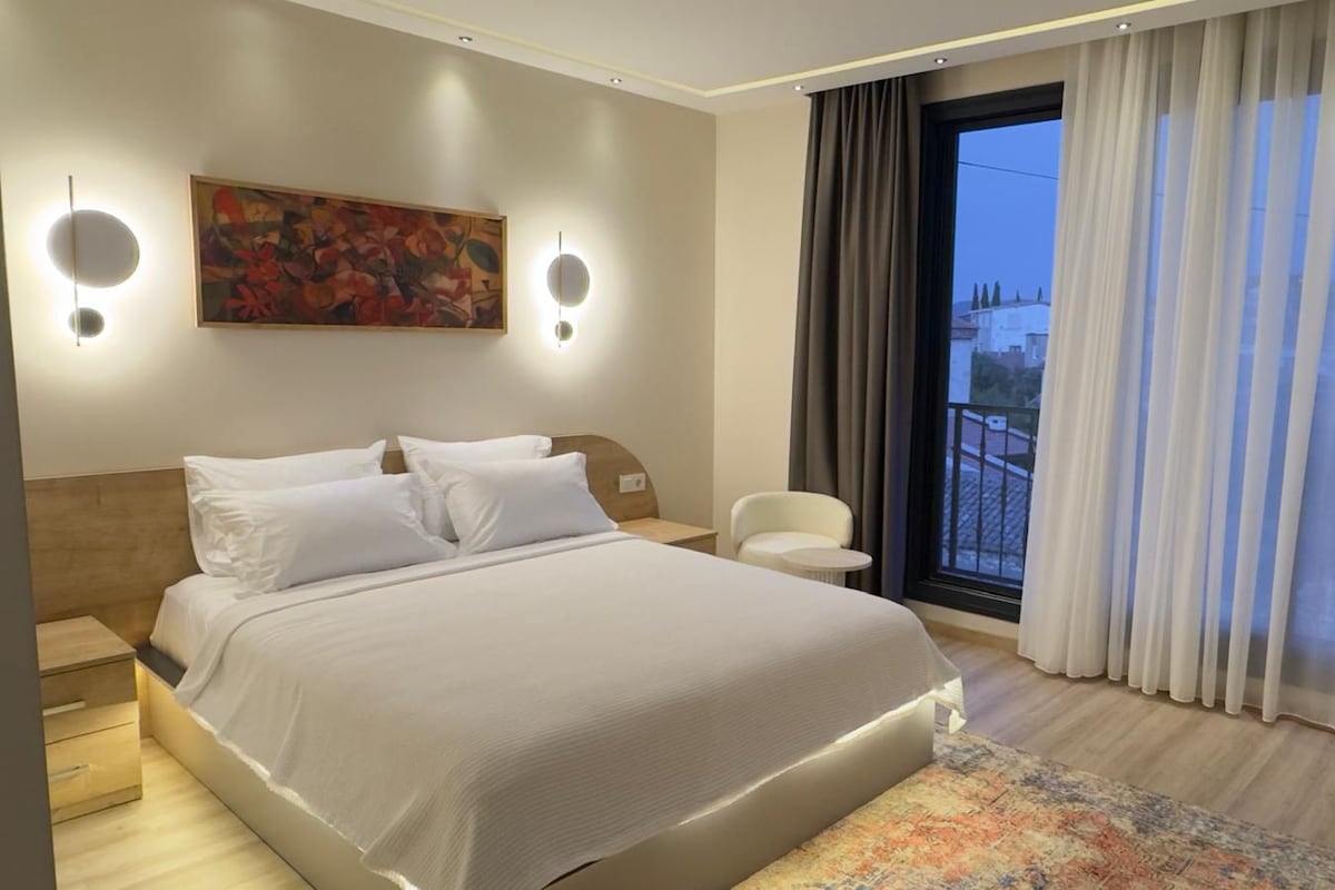 Habitación clásica, balcón, vistas a la ciudad | Ropa de cama de alta calidad y minibar (con algunos artículos gratuitos)