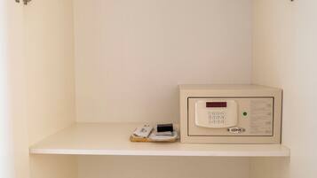Habitación con estante blanco, caja fuerte y cerradura con teclado.