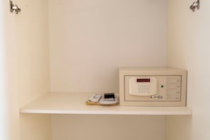 A room with a white shelf, a safe, and a keypad lock. - CRASSULA URLA (Urla)