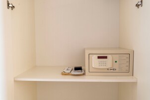 Habitación con estante blanco, caja fuerte y cerradura con teclado.