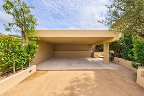 A covered outdoor area with a concrete floor, surrounded by greenery and a clear sky. - Contemporary Villa with Private Pool, Sleeps 6, 3 Bedrooms, Near Bonifacio/Porto Vecchio (FIGARI)