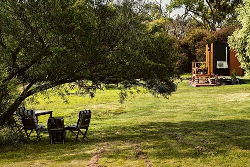 Cozy Off-Grid Tiny Home Firepit Bush Escape Retreat in Kyneton, Australia