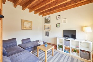 A modern living room with a sofa set, a television, and a small table. - Host & Stay | West Loanend Cottage (Berwick-upon-Tweed)