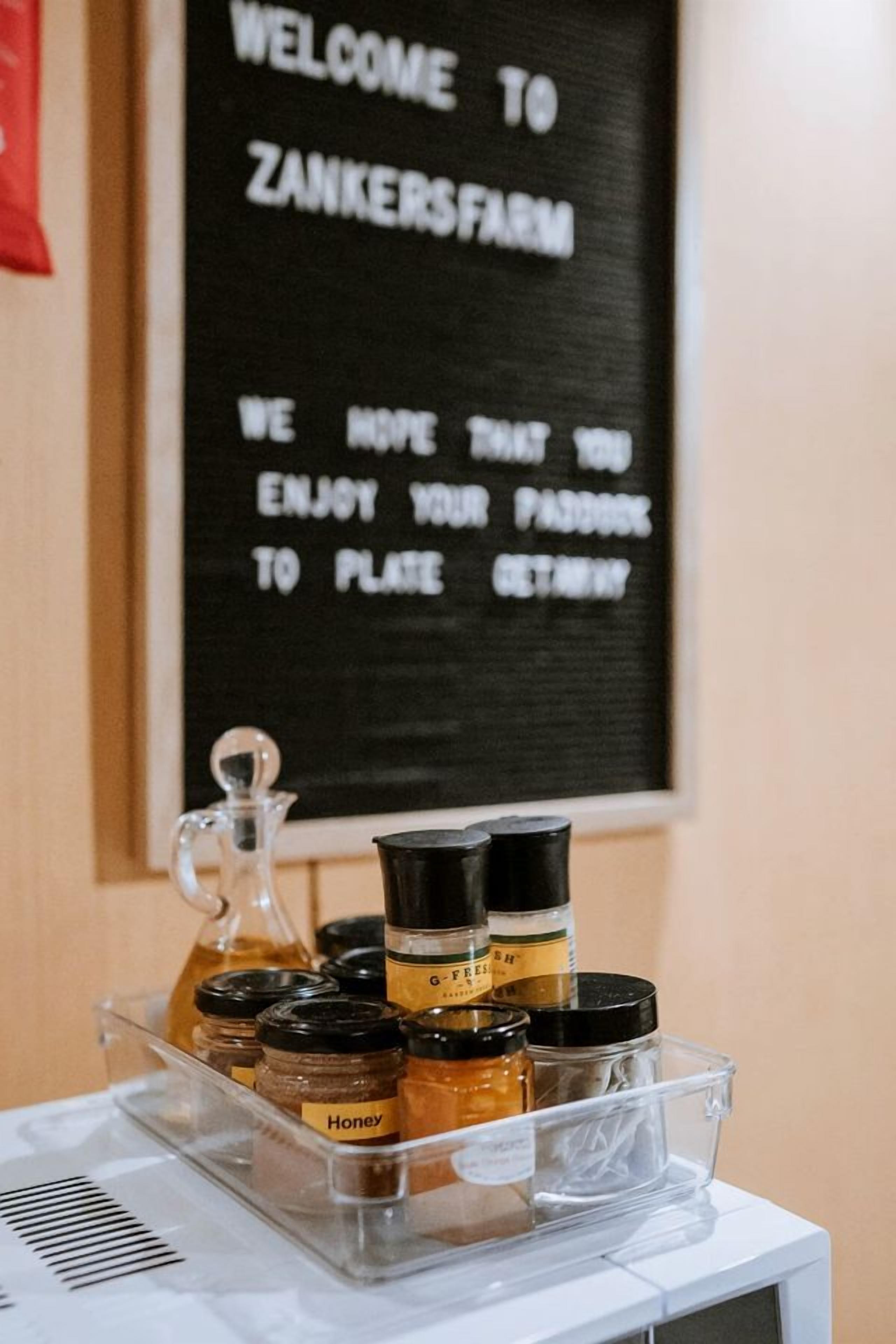 Un comptoir de cuisine avec une pancarte au-dessus et un pot de miel.