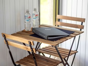 Un tavolo di legno con un portatile e due bottiglie d'acqua.